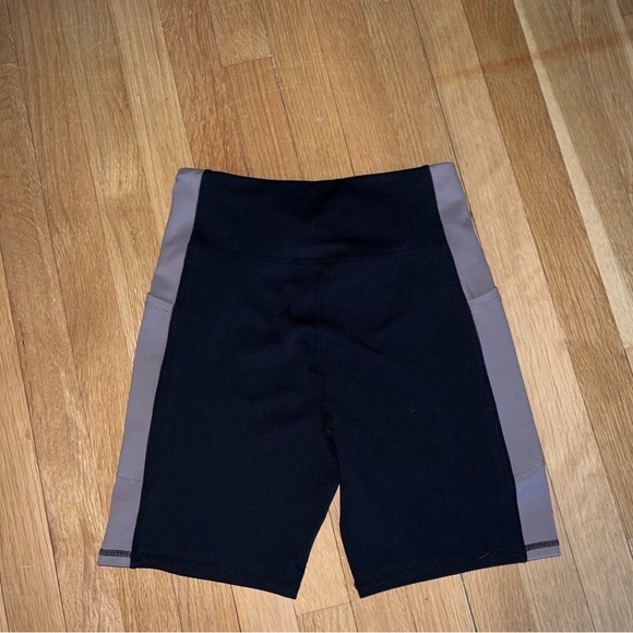 Very cute workout set! Top has cups and is supportive! Shorts have pockets. - Picture 6 of 8